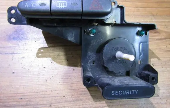 Toyota Yaris Hazard light switch