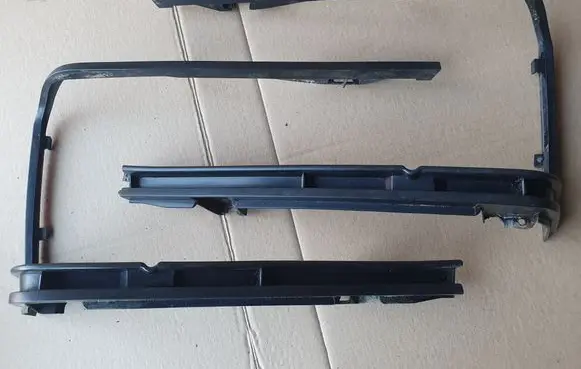 Volkswagen Jetta I Front bumper upper radiator grill 161853656 161853655