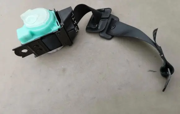 Toyota Avensis T250 Middle seatbelt (rear) 502HA9H1R2