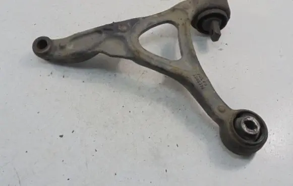 Volvo XC90 Front lower control arm/wishbone 8646613