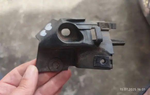 Front bumper mounting bracket
