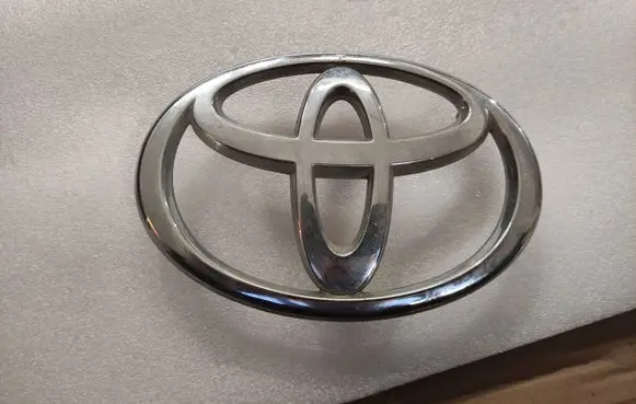 Toyota Corolla Verso E121 Manufacturer badge logo/emblem 753110F010