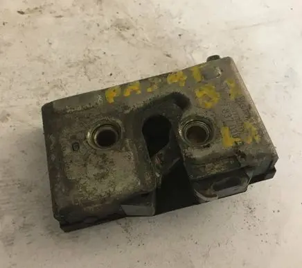 Volkswagen PASSAT B3 Rear door lock 357837015C