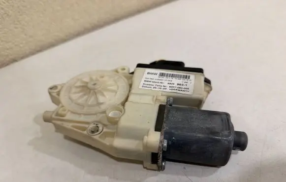 BMW X3 E83 Front door window regulator motor 69259631