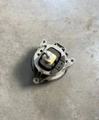 Engine mount bracket
