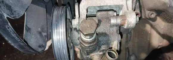 Volkswagen PASSAT B5.5 Power steering pump KYB