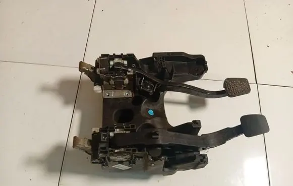 Opel Insignia A Clutch pedal 13228166