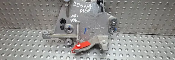 Engine mounting bracket