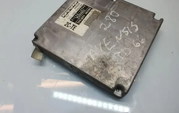 Toyota Avensis T220 Engine control unit/module 8966105310 MB1758002007