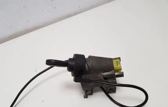 Volkswagen PASSAT B4 Ignition lock 357905851A