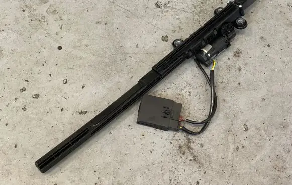 BMW 3 E92 E93 Seat belt adjustment motor 9165377 913503100 10237710