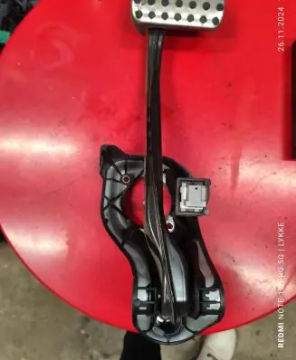 Mercedes-Benz C AMG W204 Brake pedal A2042902301 1023818081 PP204290074