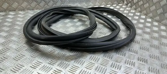 Jeep Grand Cherokee Seal rubber (tailgate) 