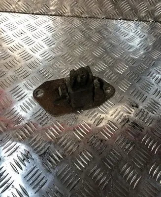 Volvo V70 Engine mount bracket 8624757