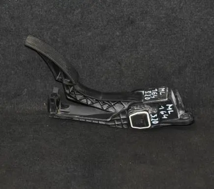 Mercedes-Benz ML W164 Accelerator throttle pedal A1643000004