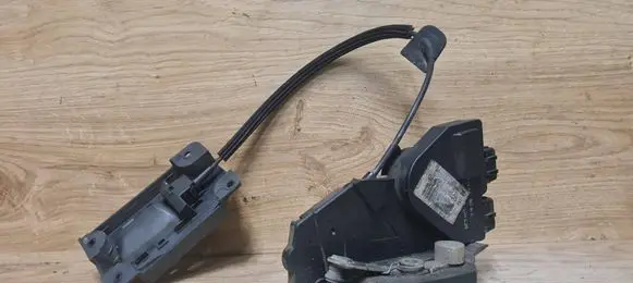 Volvo S70 V70 V70 XC Front door lock P9203830