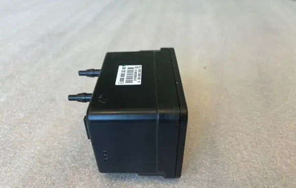 Mercedes-Benz E C207 W207 Central locking vacuum pump 0008003348