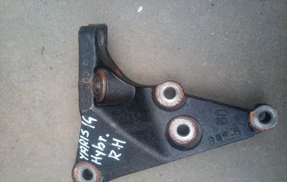 Toyota Yaris Engine mounting bracket 21060