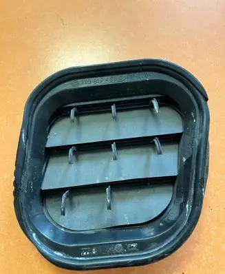 Volkswagen Touran II Quarter panel pressure vent 1T0819466C