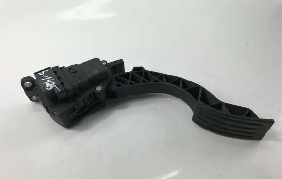 Ford Focus Accelerator throttle pedal 4M519F836CG S1425