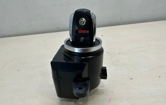 Volkswagen Touareg II Ignition lock 7P6905843A