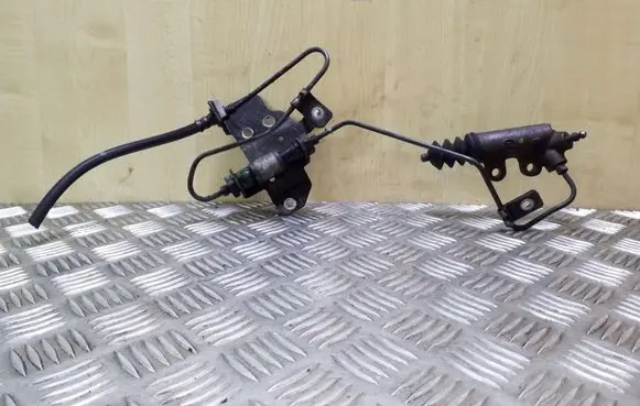 Toyota Avensis T270 Clutch slave cylinder 
