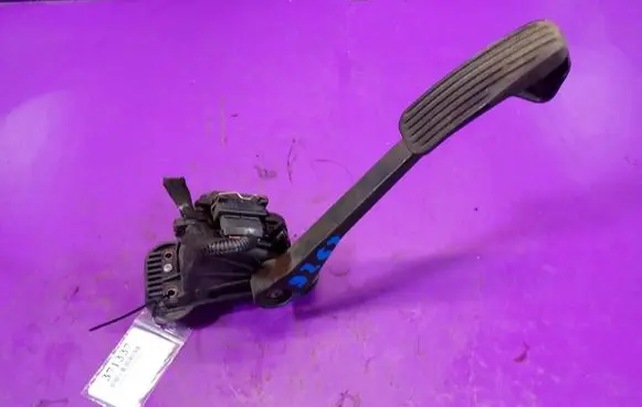 Volvo S60 Accelerator throttle pedal 