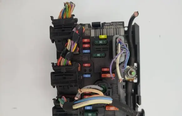 Citroen C4 I Picasso Fuse module 9661086980