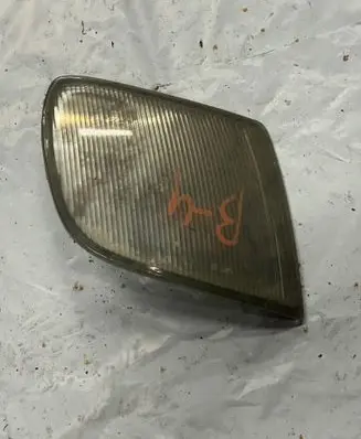 Volkswagen PASSAT B4 Front reflector 185101B