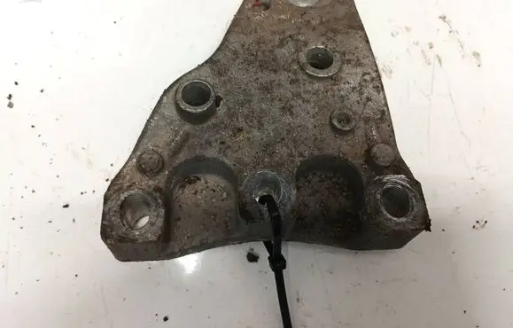 Engine mounting bracket