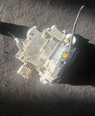 Audi A6 S6 C6 4F Front door lock 4F1837015
