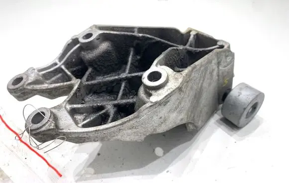 BMW 5 G30 G31 G38 Engine mounting bracket 6864595