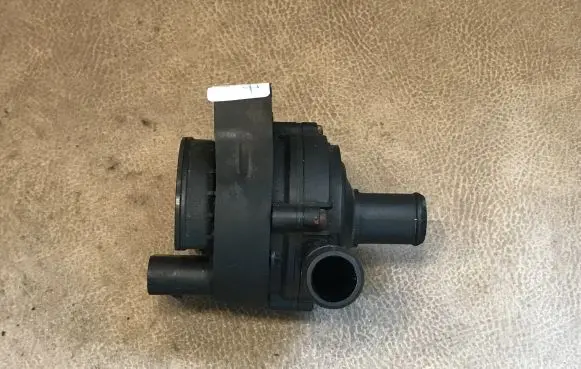 Mercedes-Benz E W212 Water pump A2118350028