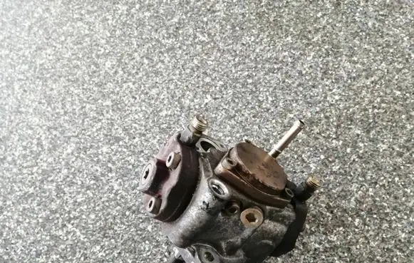 Opel Astra H Fuel injection high pressure pump HU2940000071 8973138622