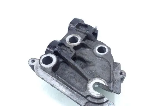 Engine mounting bracket