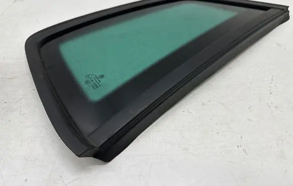 Volkswagen Golf Sportsvan Rear side window