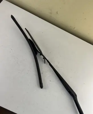 Front wiper blade arm