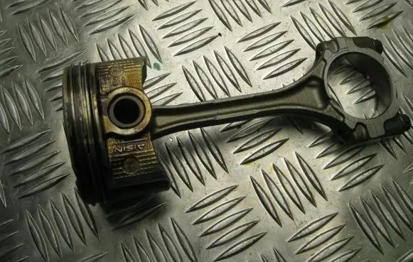 Toyota Yaris Piston with connecting rod AISIN