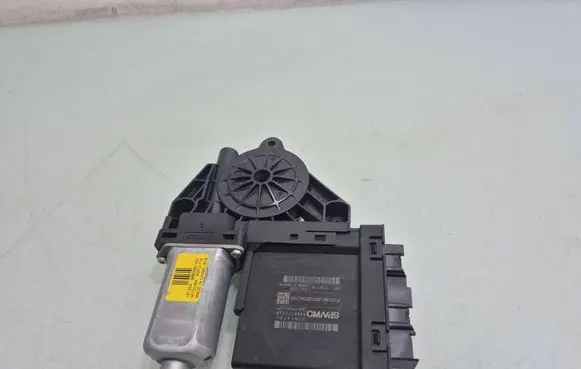 Volvo S60 Front door window regulator motor 31674755