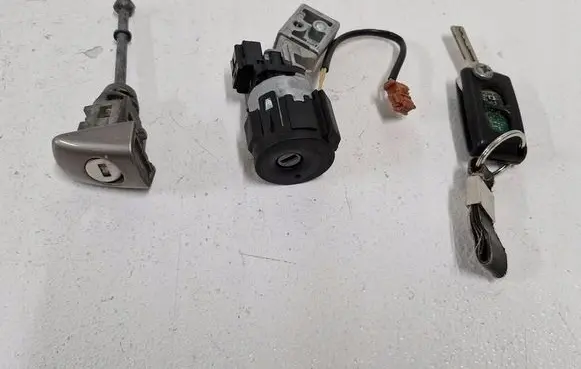 Peugeot 308 Ignition lock 9663123280