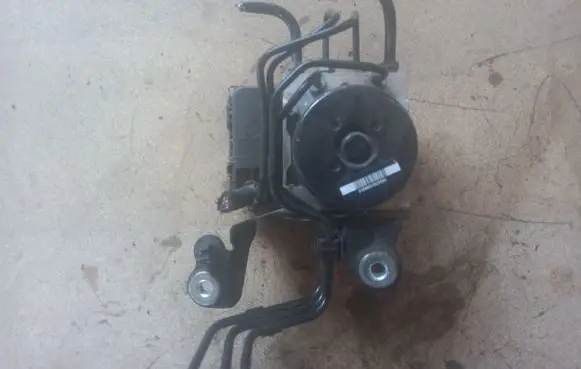 Volvo V70 ABS Pump 30681619 P30681619