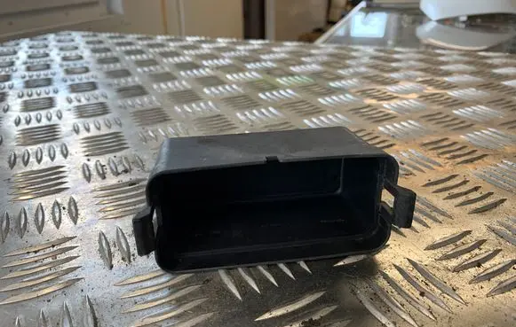 Nissan Qashqai Fuse box cover 64200049