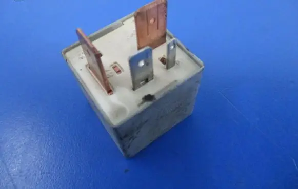 Volkswagen PASSAT B4 Other relay 357911253