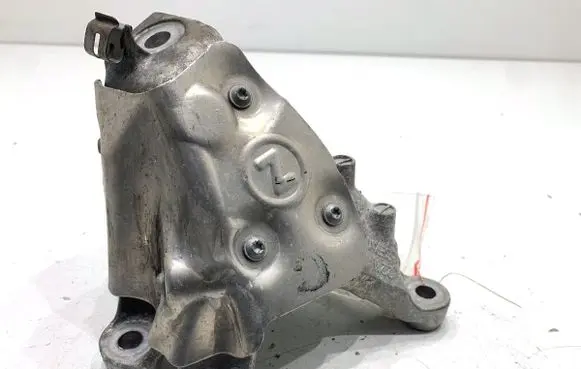BMW 5 G30 G31 G38 Engine mounting bracket 6870754
