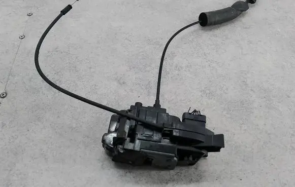 Renault Megane III Rear door lock