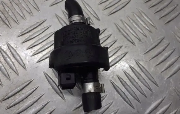 Volkswagen PASSAT B5 Valve vacuum 056133459