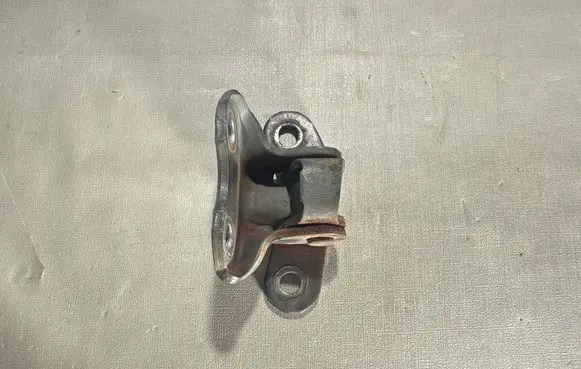 Toyota Avensis T270 Front door lower hinge 