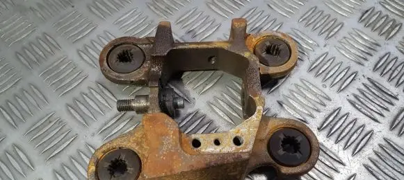 Volvo S40, V40 Engine mounting bracket mr196673
