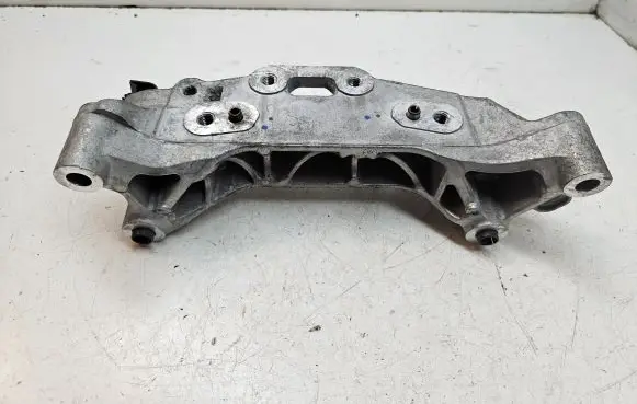 Peugeot 208 Engine mounting bracket 9674960380