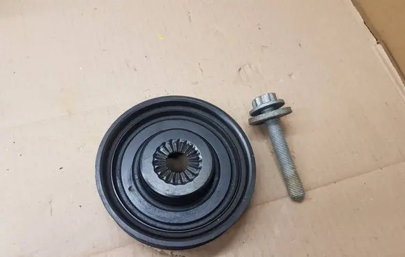 Volkswagen Golf VII Crankshaft pulley 04C105243D